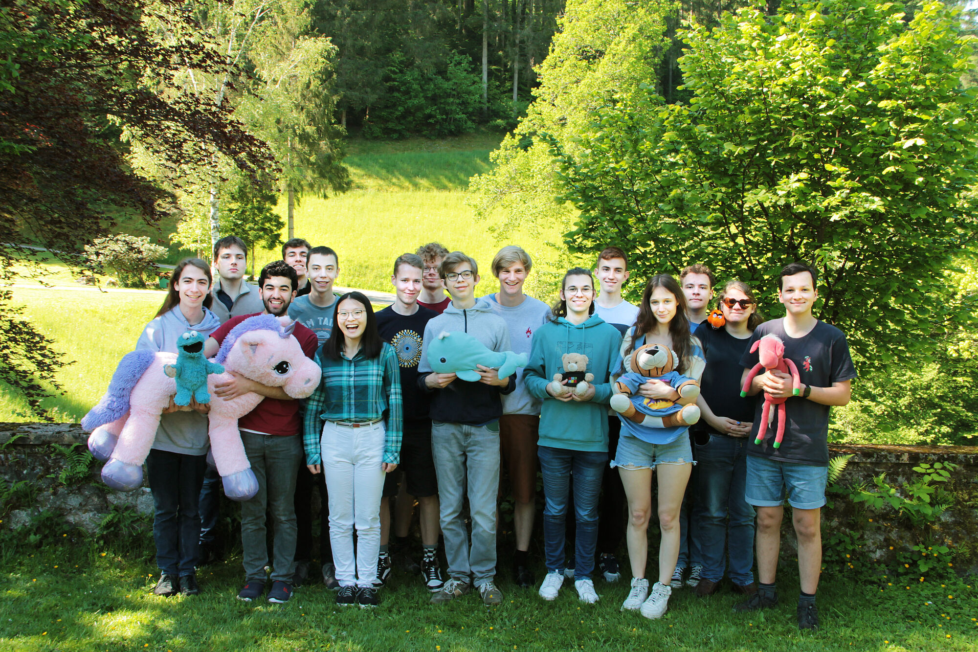 Gruppenfoto mit den Teilnehmerinnen und Teilnehmern des AIMO-Seminars in Oberwolfach 2024. 