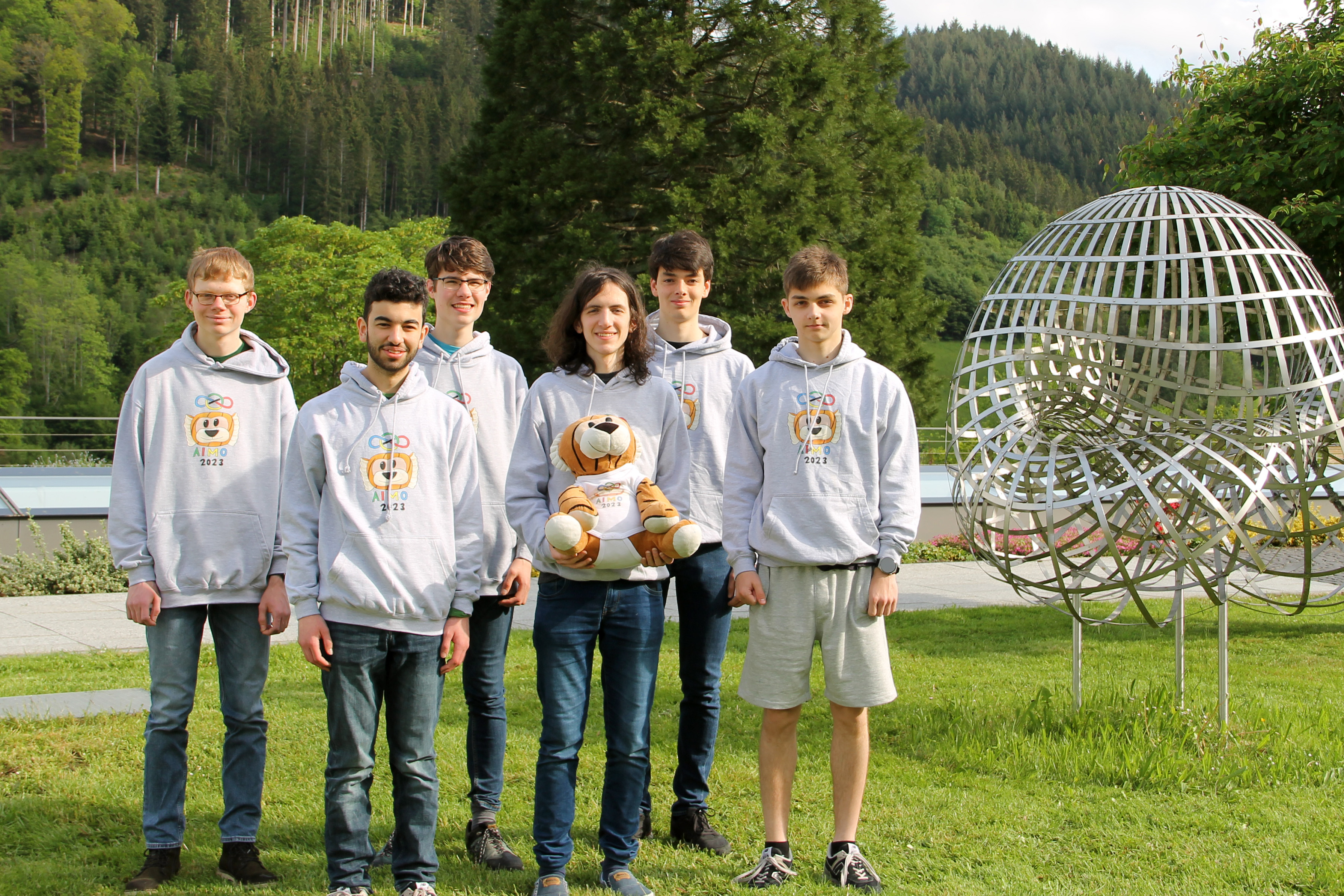 Die deutsche Mannschaft zur IMO 2023 auf dem Gelände des Mathematischen Forschungsinstituts Oberwolfach